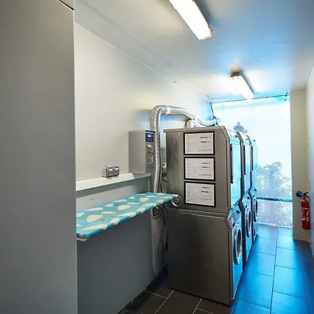 St Christopher's - Canal פריז