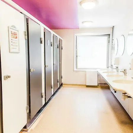 St Christopher's - Canal Paris